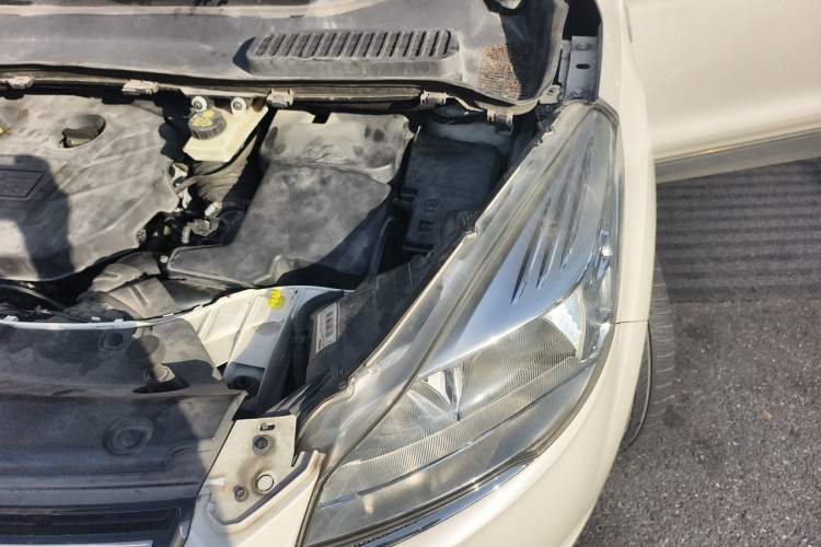 Used Ford Kuga 2015 2.0L GTDi Four-Wheel Drive Elite Model Engine Bay Left