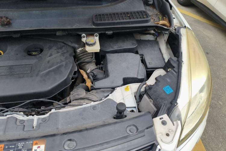 Used Ford Kuga 2015 2.0L GTDi Four-Wheel-Drive Sport Model Engine Bay Left