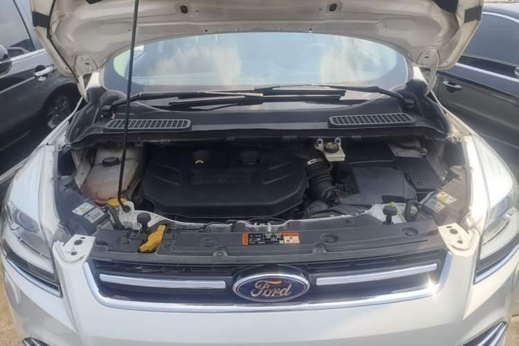 Used Ford Kuga 2015 2.0L GTDi Four-Wheel-Drive Sport Model Engine Bay