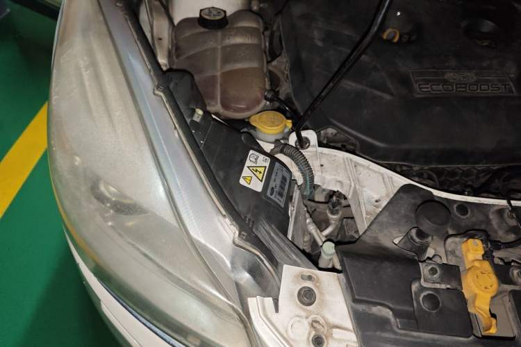 Used Ford Kuga 2015 2.0L GTDi Four-Wheel Drive Prestige Model Engine Bay Right
