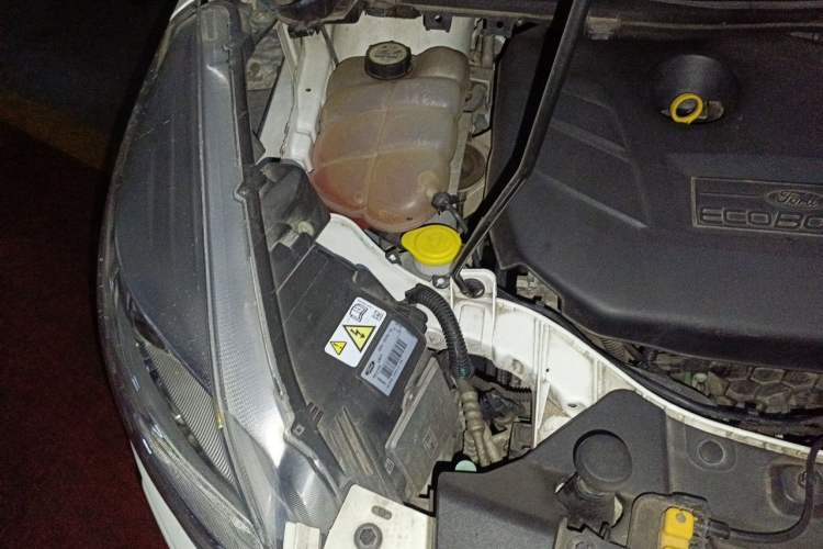 Used Ford Kuga 2015 2.0L GTDi Four-Wheel-Drive Sport Model Engine Bay Right