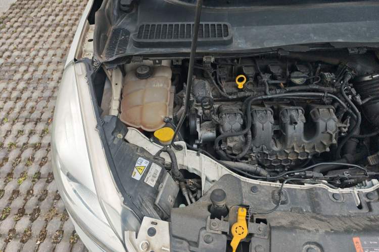 Used Ford Kuga 2015 2.0L GTDi Four-Wheel-Drive Sport Model Engine Bay Right
