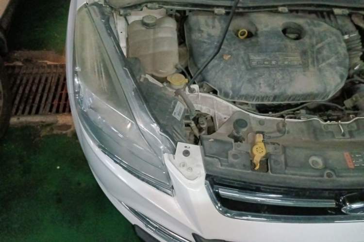 Used Ford Kuga 2015 2.0L GTDi Four-Wheel Drive Elite Model Engine Bay Right
