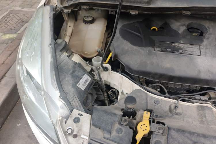 Used Ford Kuga 2015 2.0L GTDi Four-Wheel Drive Elite Model Engine Bay Right