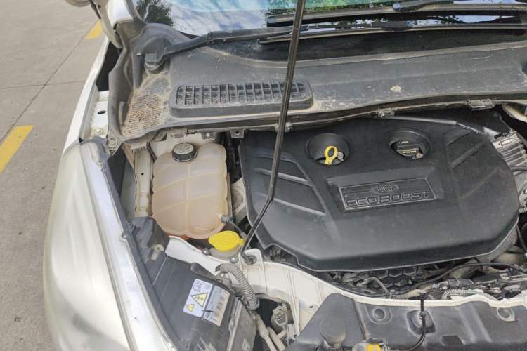 Used Ford Kuga 2015 2.0L GTDi Four-Wheel-Drive Sport Model Engine Bay Right
