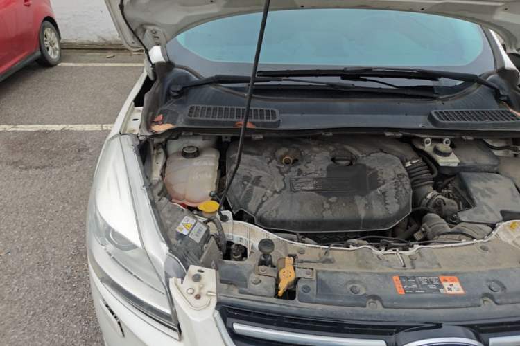 Used Ford Kuga 2015 2.0L GTDi Four-Wheel-Drive Sport Model Engine Bay Right