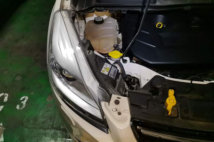 Used Ford Kuga 2015 2.0L GTDi Four-Wheel-Drive Sport Model Engine Bay Right