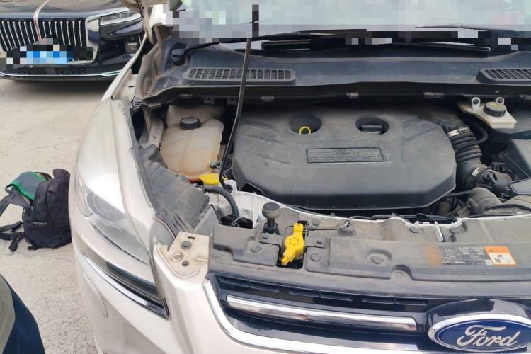 Used Ford Kuga 2015 2.0L GTDi Four-Wheel-Drive Sport Model Engine Bay Right