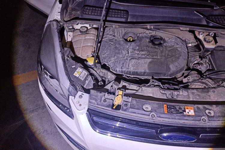 Used Ford Kuga 2015 2.0L GTDi Four-Wheel-Drive Sport Model Engine Bay Right