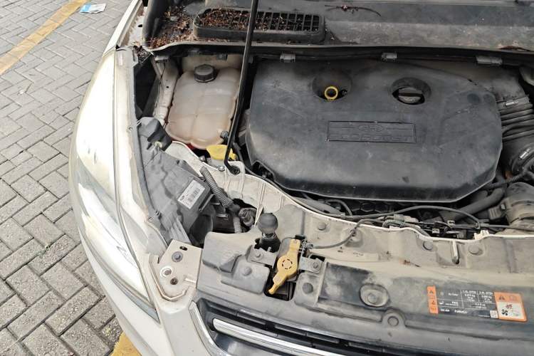 Used Ford Kuga 2015 2.0L GTDi Four-Wheel Drive Elite Model Engine Bay Right
