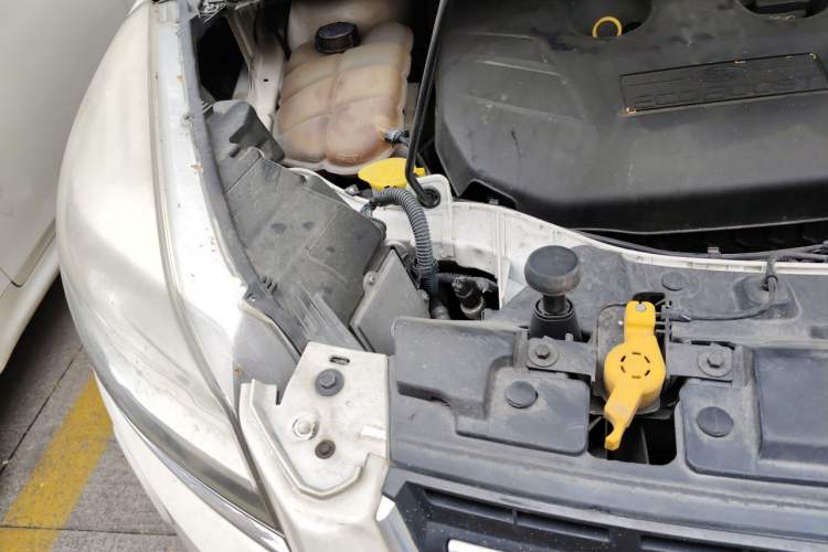 Used Ford Kuga 2015 2.0L GTDi Four-Wheel-Drive Sport Model Engine Bay Right