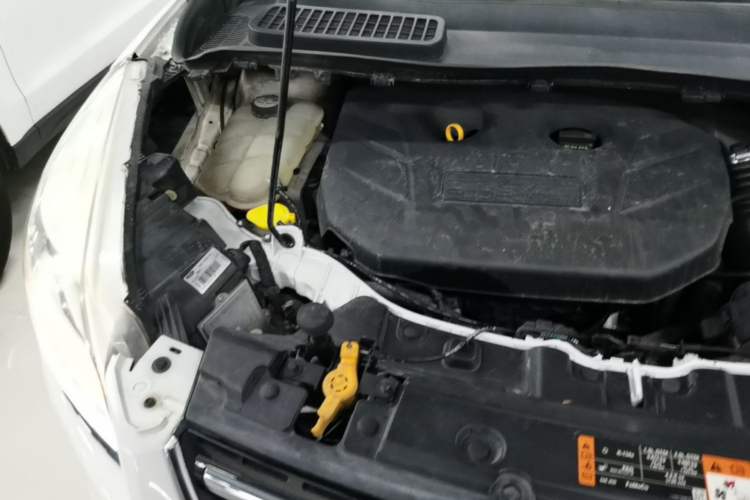 Used Ford Kuga 2015 2.0L GTDi Four-Wheel-Drive Sport Model Engine Bay Right