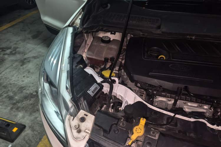 Used Ford Kuga 2015 1.5L GTDi Four-Wheel-Drive Elite Model Engine Bay Right