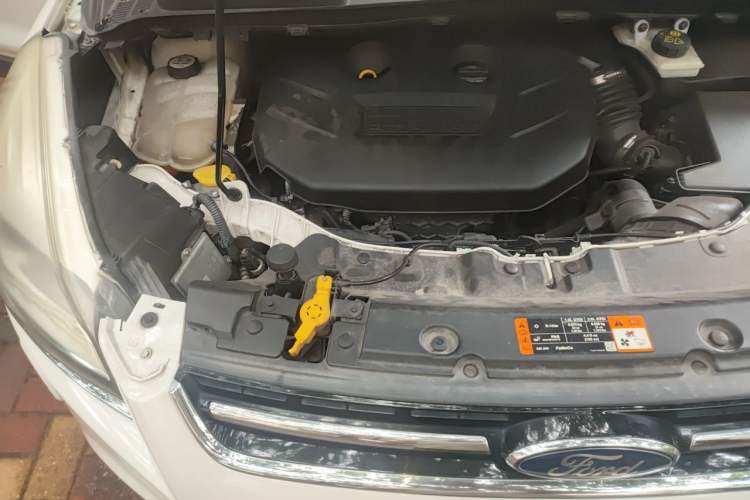 Used Ford Kuga 2015 2.0L GTDi Four-Wheel-Drive Sport Model Engine Bay Right
