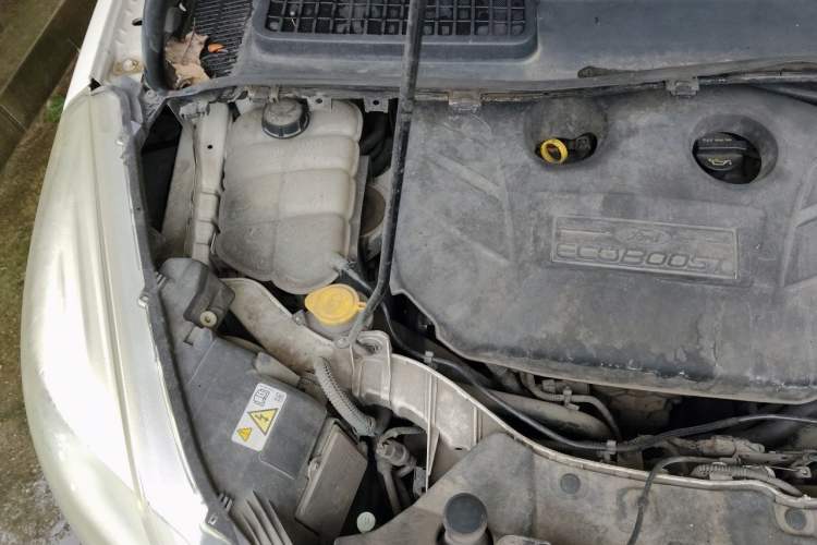 Used Ford Kuga 2015 2.0L GTDi Four-Wheel Drive Prestige Model Engine Bay Right