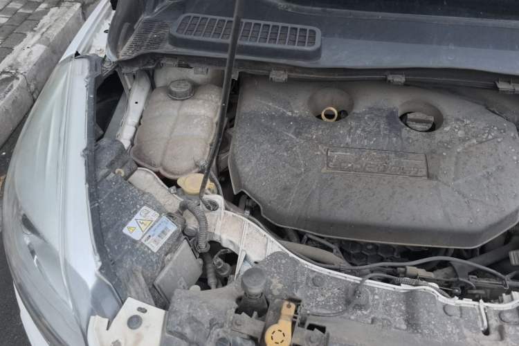 Used Ford Kuga 2015 2.0L GTDi Four-Wheel-Drive Sport Model Engine Bay Right