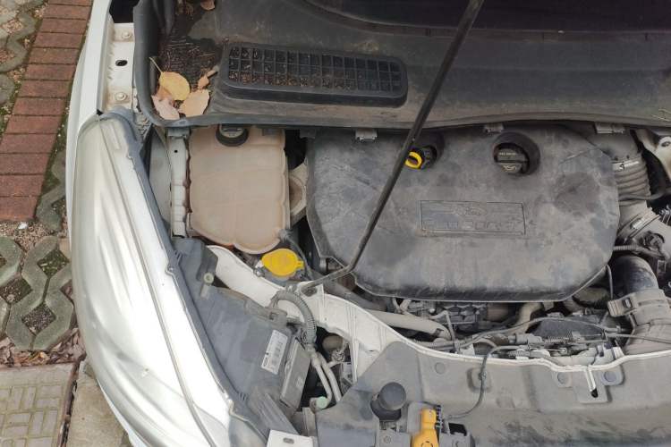 Used Ford Kuga 2015 2.0L GTDi Four-Wheel-Drive Sport Model Engine Bay Right