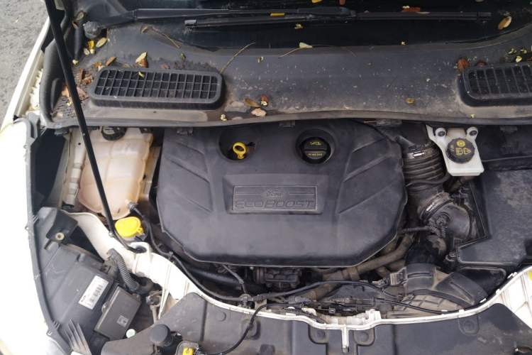 Used Ford Kuga 2015 2.0L GTDi Four-Wheel-Drive Sport Model Engine Bay Right