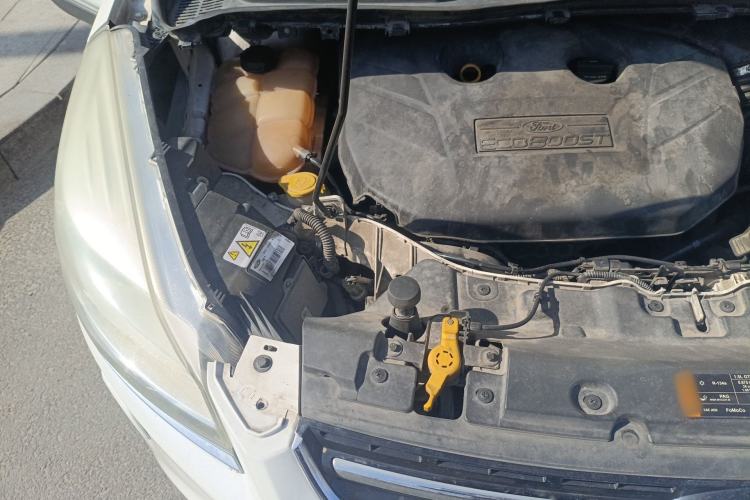Used Ford Kuga 2015 2.0L GTDi Four-Wheel Drive Prestige Model Engine Bay Right
