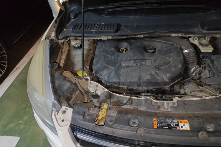 Used Ford Kuga 2015 2.0L GTDi Four-Wheel-Drive Sport Model Engine Bay Right