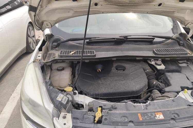 Used Ford Kuga 2015 2.0L GTDi Four-Wheel-Drive Sport Model Engine Bay Right