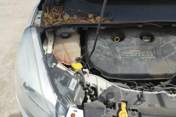 Used Ford Kuga 2015 2.0L GTDi Four-Wheel-Drive Sport Model Engine Bay Right