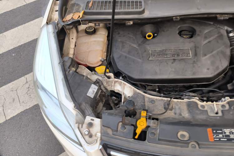 Used Ford Kuga 2015 2.0L GTDi Four-Wheel Drive Elite Model Engine Bay Right