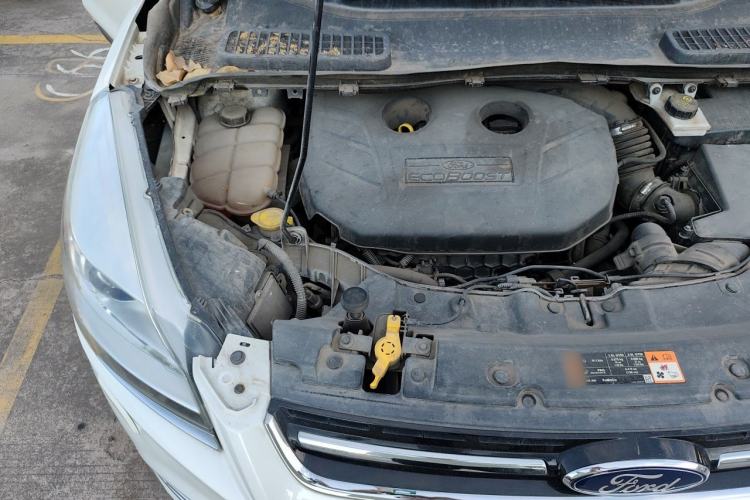 Used Ford Kuga 2015 2.0L GTDi Four-Wheel-Drive Sport Model Engine Bay Right