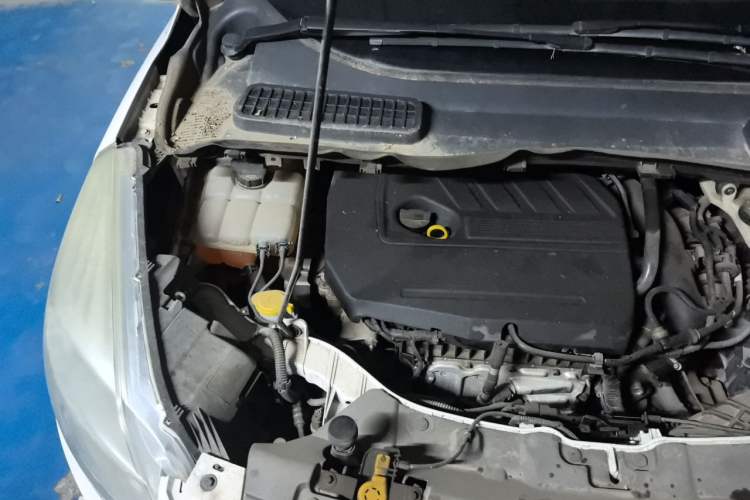 Used Ford Kuga 2015 1.5L GTDi Four-Wheel-Drive Elite Model Engine Bay Right