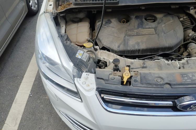Used Ford Kuga 2015 2.0L GTDi Four-Wheel-Drive Sport Model Engine Bay Right