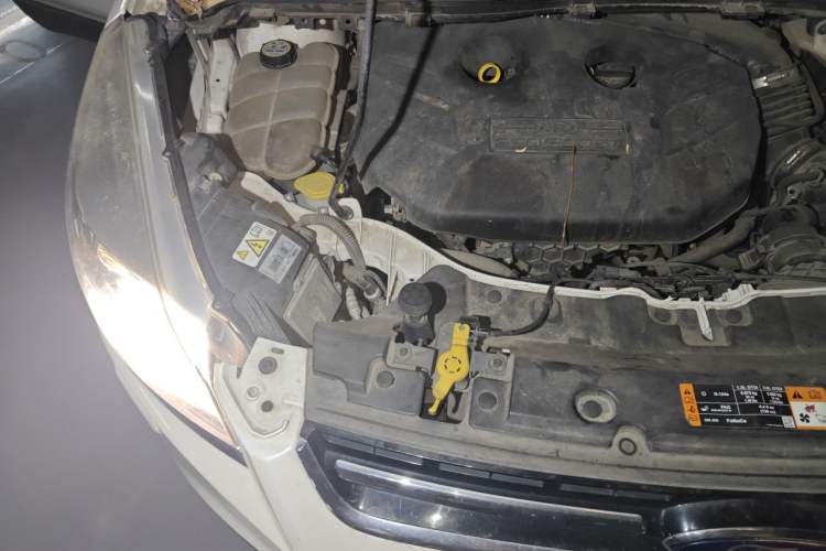 Used Ford Kuga 2015 2.0L GTDi Four-Wheel Drive Prestige Model Engine Bay Right