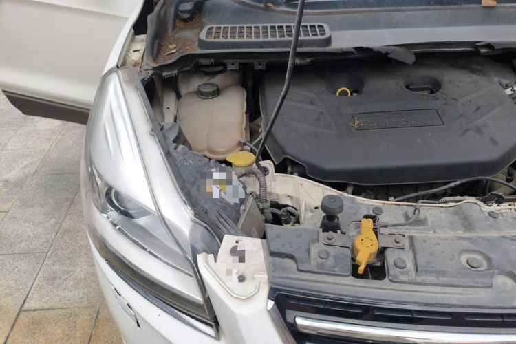 Used Ford Kuga 2015 2.0L GTDi Four-Wheel-Drive Sport Model Engine Bay Right