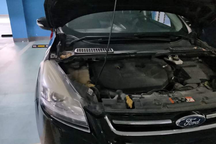 Used Ford Kuga 2015 2.0L GTDi Four-Wheel-Drive Sport Model Engine Bay Right