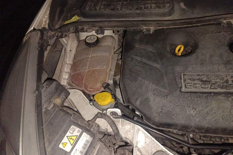 Used Ford Kuga 2015 2.0L GTDi Four-Wheel Drive Prestige Model Engine Bay Right