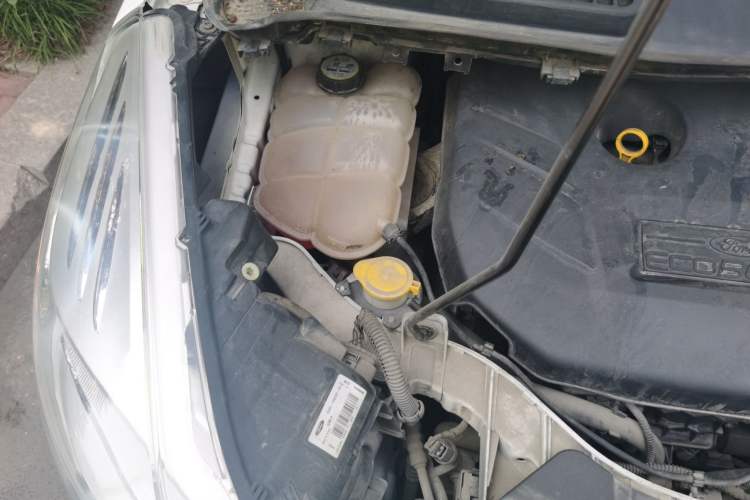 Used Ford Kuga 2015 2.0L GTDi Four-Wheel Drive Elite Model Engine Bay Right