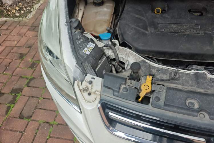 Used Ford Kuga 2015 2.0L GTDi Four-Wheel-Drive Sport Model Engine Bay Right