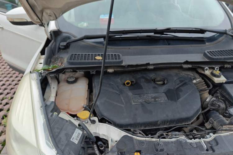 Used Ford Kuga 2015 2.0L GTDi Four-Wheel Drive Elite Model Engine Bay Right