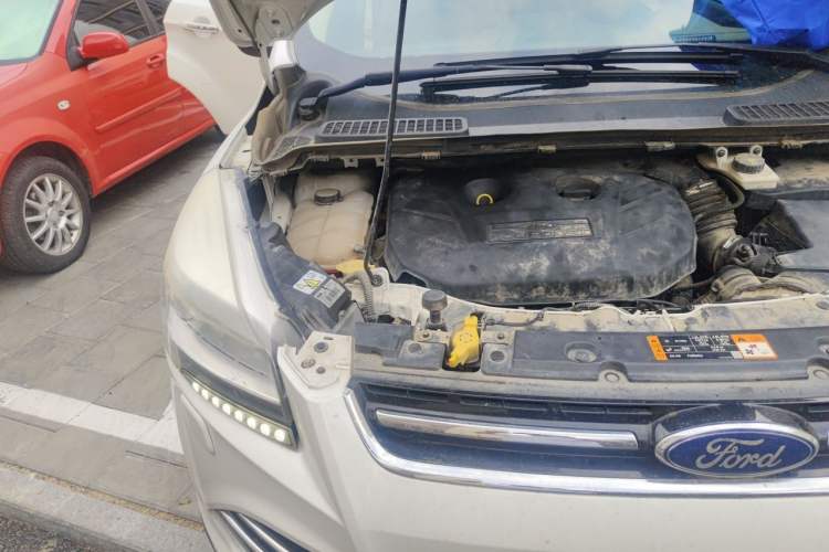 Used Ford Kuga 2015 2.0L GTDi Four-Wheel-Drive Sport Model Engine Bay Right