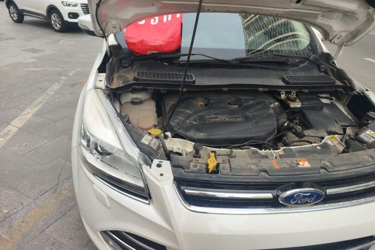 Used Ford Kuga 2015 2.0L GTDi Four-Wheel-Drive Sport Model Engine Bay Right