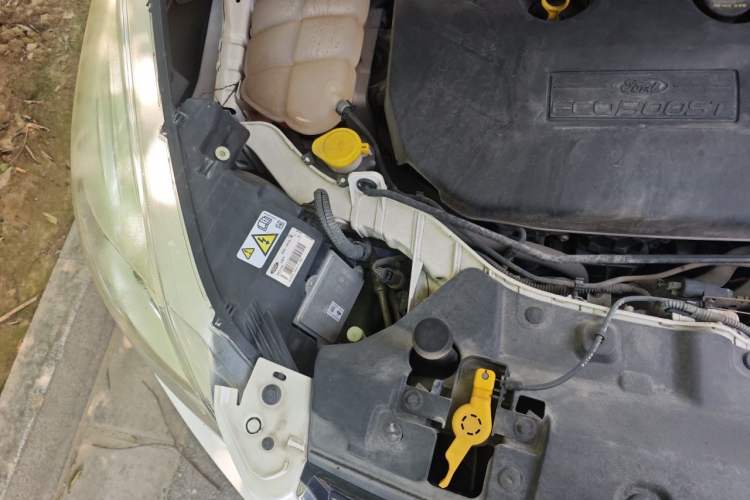 Used Ford Kuga 2015 2.0L GTDi Four-Wheel-Drive Sport Model Engine Bay Right