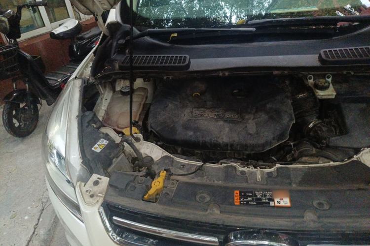 Used Ford Kuga 2015 2.0L GTDi Four-Wheel-Drive Sport Model Engine Bay Right
