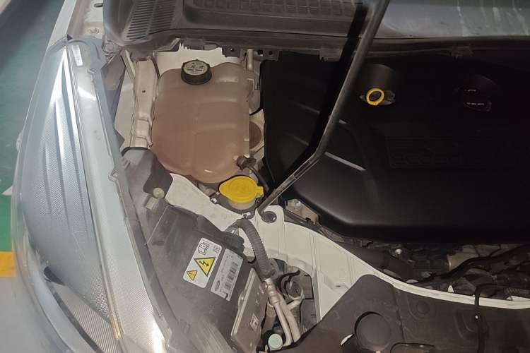 Used Ford Kuga 2015 2.0L GTDi Four-Wheel-Drive Sport Model Engine Bay Right