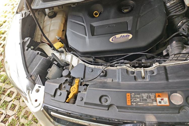Used Ford Kuga 2015 2.0L GTDi Four-Wheel-Drive Sport Model Engine Bay Right