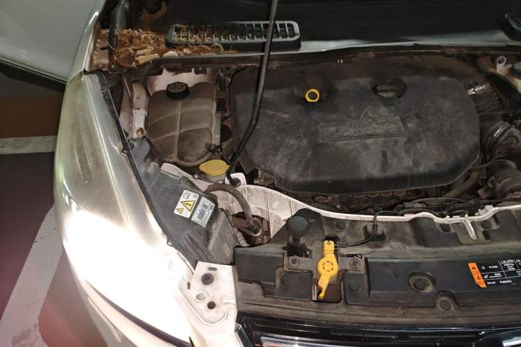 Used Ford Kuga 2015 2.0L GTDi Four-Wheel Drive Prestige Model Engine Bay Right