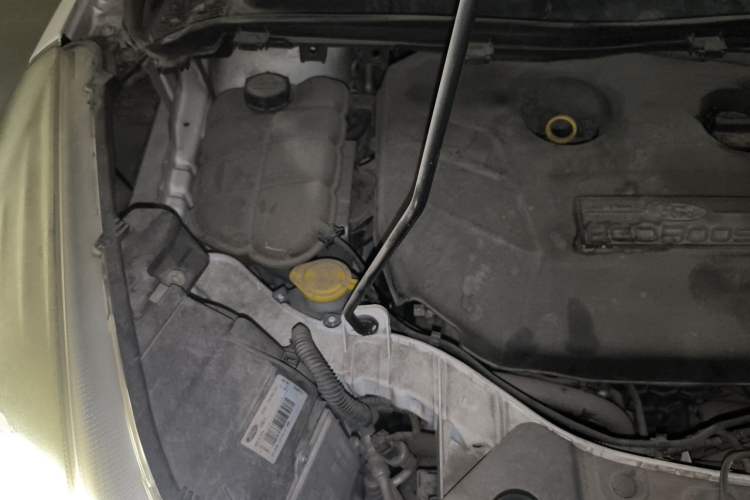 Used Ford Kuga 2015 2.0L GTDi Four-Wheel-Drive Sport Model Engine Bay Right