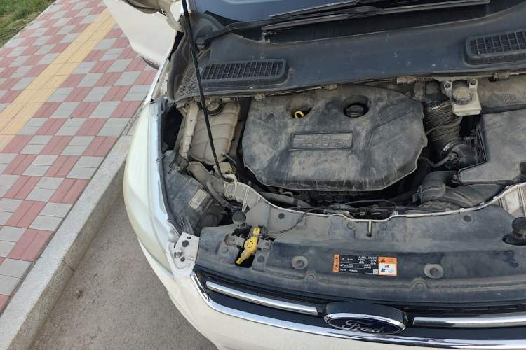 Used Ford Kuga 2015 2.0L GTDi Four-Wheel Drive Elite Model Engine Bay Right