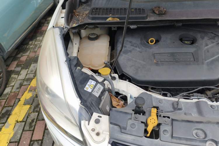 Used Ford Kuga 2015 2.0L GTDi Four-Wheel-Drive Sport Model Engine Bay Right