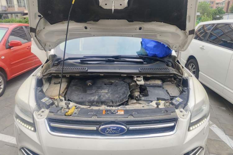 Used Ford Kuga 2015 2.0L GTDi Four-Wheel-Drive Sport Model Engine Bay