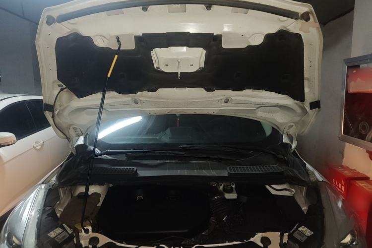 Used Ford Kuga 2015 2.0L GTDi Four-Wheel-Drive Sport Model Engine Bay