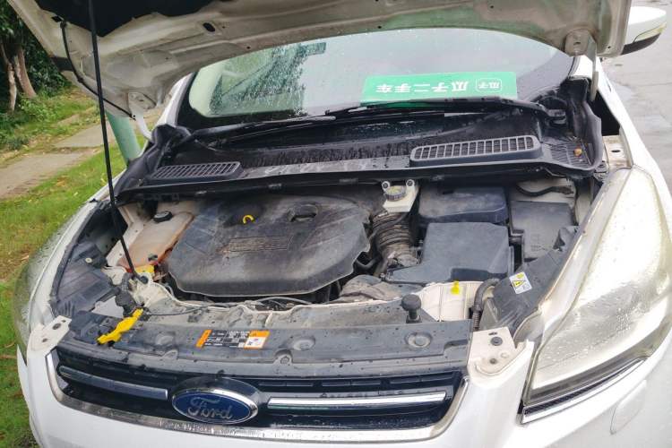 Used Ford Kuga 2015 2.0L GTDi Four-Wheel-Drive Sport Model Engine Bay
